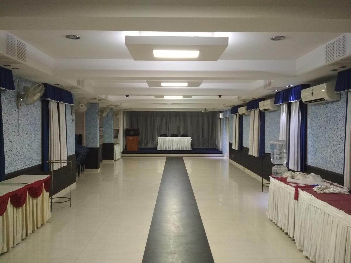 Hotel Rukmini Alwaye Экстерьер фото