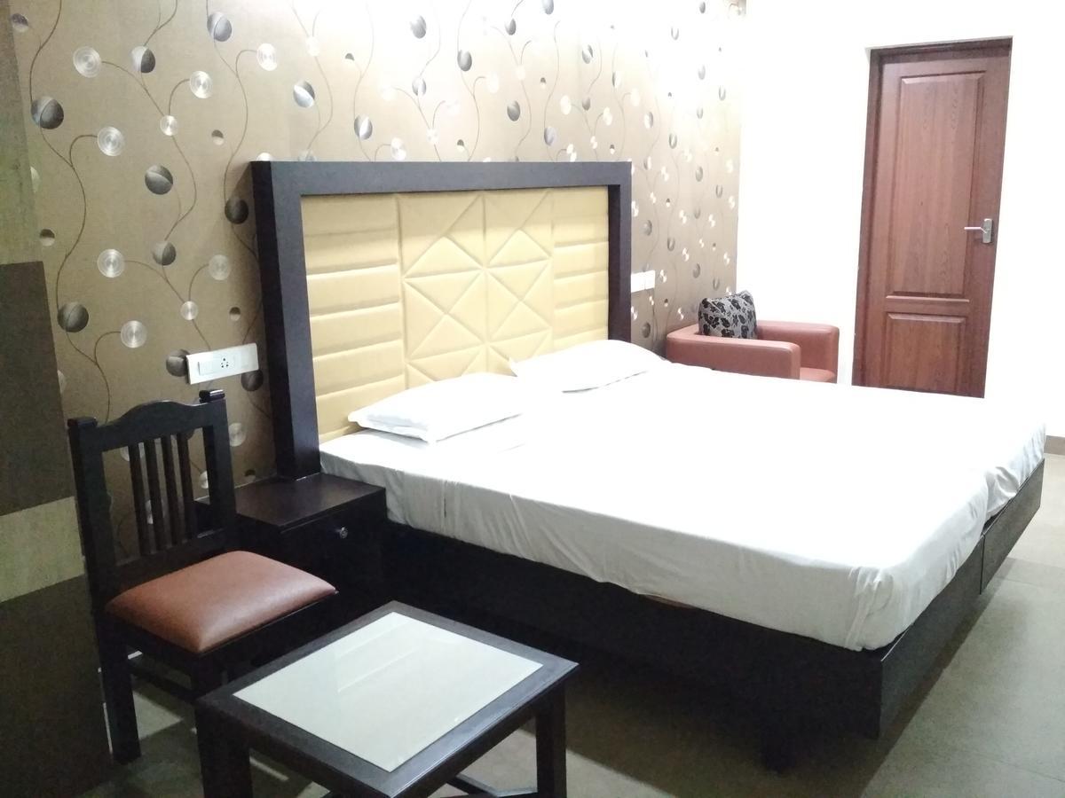 Hotel Rukmini Alwaye Экстерьер фото
