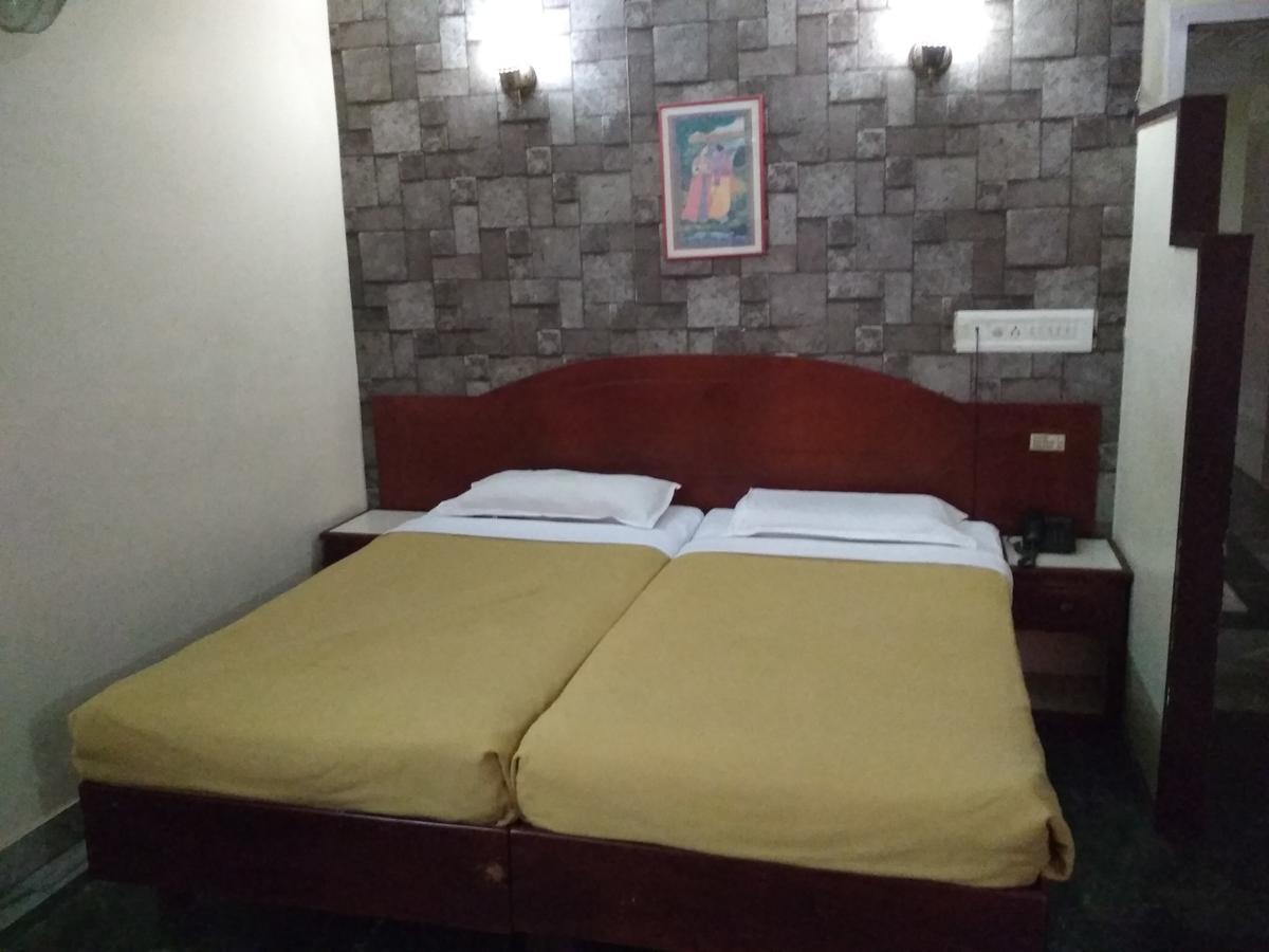 Hotel Rukmini Alwaye Экстерьер фото